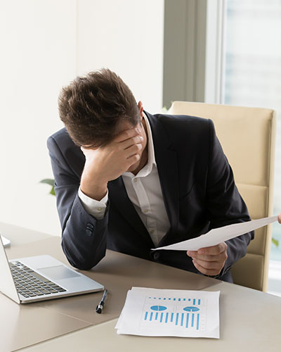 Defensa Legal en Casos de Fraude Financiero | Ecuador Persona afectada por fraude financiero recibiendo asesoría legal en Ecuador