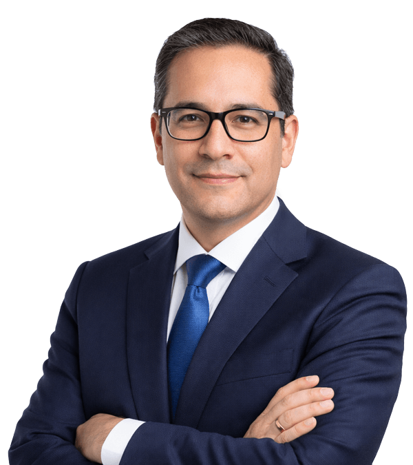 Ernesto Resendiz | Abogado en Ecuador Ernesto Resendiz, abogado en Ecuador, retrato profesional sobre fondo blanco