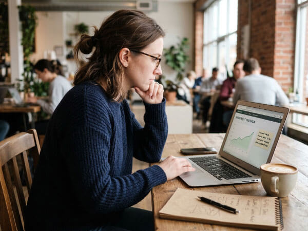 Persona analizando una oportunidad de inversión sospechosa en su computadora